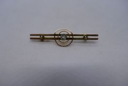 9ct yellow gold bar brooch with central clear stone, flanked seed pearls; unmarked, 4.5cm approx, 1.