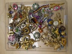 Tray of mixed costume jewellery to include pendants, earrings, brooches, etc