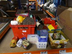 A small quantity of old tins and sundry