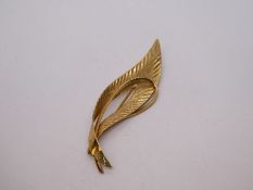 9ct yellow gold brooch in the form of a leaf, 6.5cm, marked 375, 5.2g approx