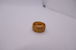 18ct yellow gold floral engraved wedding band, marked 18, size M/N, 7.6g approx