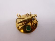 18K yellow gold circular pendant with applied insect decoration on single green gemstone, marked 18K