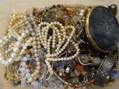 Tray of mixed costume jewellery to include pearlescent bead necklace, white metal bangle, silver cha