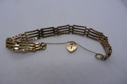 9ct yellow gold four bar gate link bracelet with heart shaped clasp and safety chain, marked 375, 7.