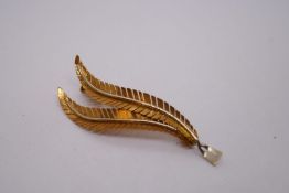 18ct yellow gold brooch in the form of two fern leaves, marked 750, 4.7g approx