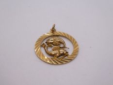 9ct yellow gold circular pendant depicting two Carp, marked 375, 2.5cm diameter, 2.4g approx