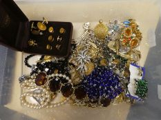 Tray of mixed costume jewellery, including bead necklace, vintage bracelet, earrings, etc, boxed nec