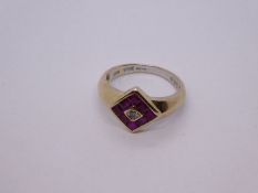 18K yellow gold ring with square panel comprising central round cut diamond surrounding 8 square cut