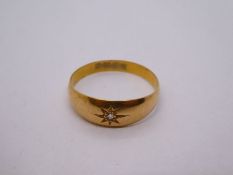 18ct yellow gold gypsy ring, with single starburst diamond, marked 18, size Q, 2.6g approx