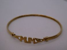 9ct yellow gold bangle with 'MUM' shaped clasp, marked 375, 4.1g approx, 6cm diameter