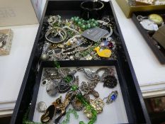 Tray mixed costume jewellery including hardstone bracelet, silver charm bracelet, Siamese silver bro