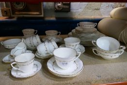 Set of Worcester 'Gold Chantilly' pattern teaware, including plates, saucers, cups, etc
