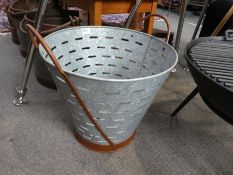 Oyster/olive bucket