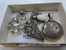 Silver dress ring, silver antique brooch in the form of an unused with white opal body, yellow metal