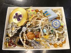 Collection of vintage costume jewellery incl. brooches compacts, coins etc