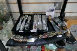 A selection of decorative collector's knives depicting Wolves, etc plus two Franklin Mint penknives