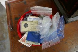 A tub of mixed Worldwide coinage and sundry bank notes