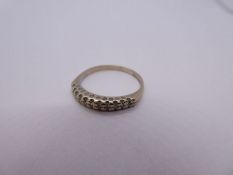 18ct white gold ring inset with diamond chip, size R, approx 2.7g