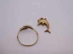9ct yellow gold ring in the form of crossing dolphins, size O, and dolphin charm, both marked 375, 1