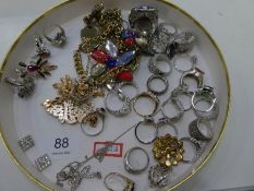 Tray of contemporary costume jewellery, mostly rings, some earrings, etc