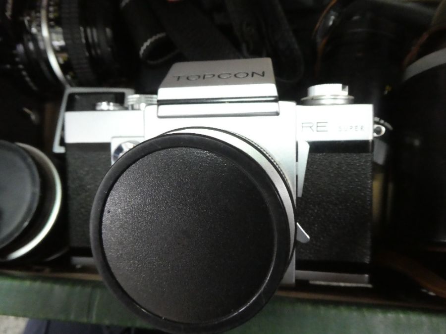 A quantity of vintage cameras and lenses, to include Nikkormat, Topcon, Agfa, Exakta, etc and other - Image 6 of 7