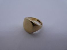 9ct yellow gold gents plain signet ring Size M, 6.6g approx, marked 375