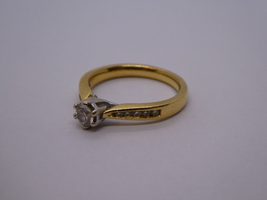 18ct yellow gold solitaire diamond ring with graduating diamond set to shoulders, approx 0.33 carat, - Image 3 of 6
