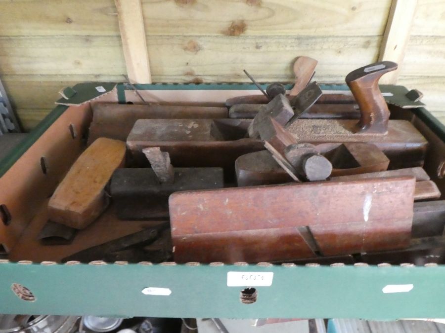 A tray of old wooden planes and similar - Image 2 of 2