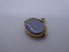 Antique yellow gold pendant fob spinner, inset oval agate panels, marks worn, 3cm. Gold content valu