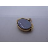 Antique yellow gold pendant fob spinner, inset oval agate panels, marks worn, 3cm. Gold content valu