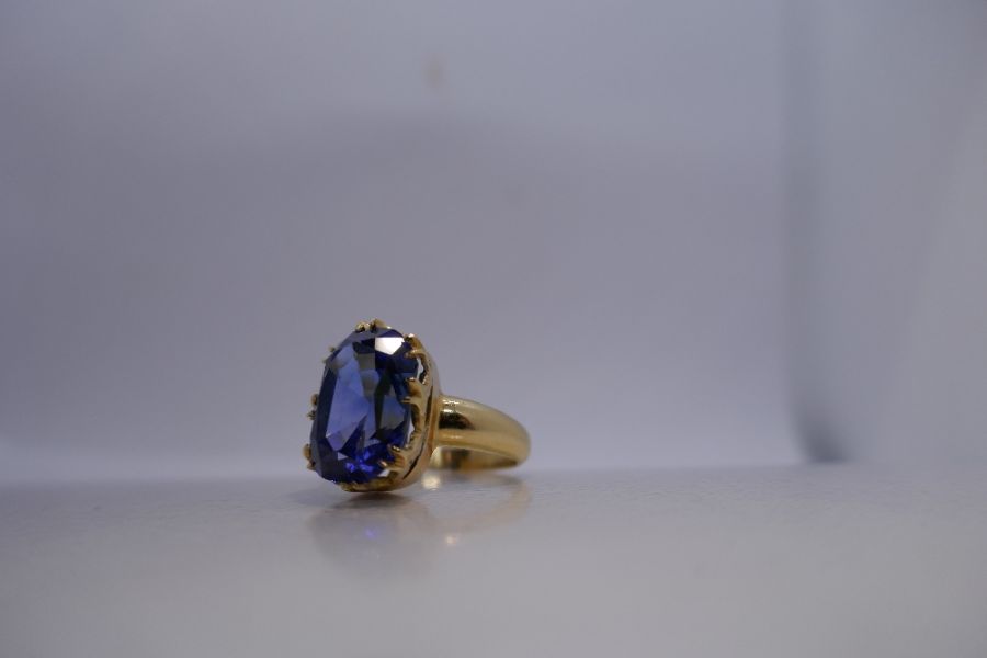 18ct yellow gold ring set with a large natural Sri Lankan rectangular cushion Sapphire, approx 10 ca - Image 5 of 10