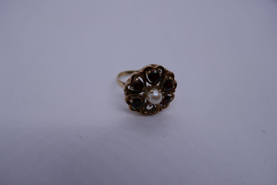 9ct yellow gold garnet and pearl dress ring in the form of a flower head, AF, one garnet missing, Si - Image 3 of 3