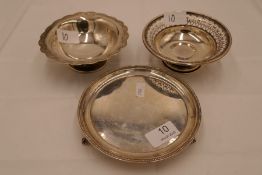 A quantity of silver to include a small circular salver hallmarked A Chick and Sons Ltd, London 1972