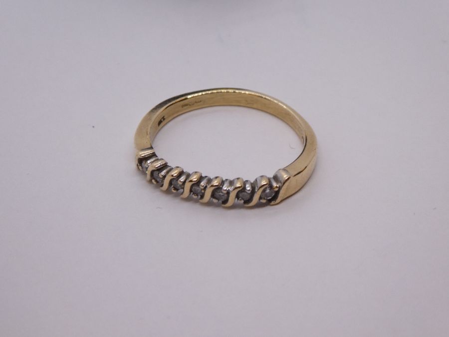 9ct yellow gold ring set with 7 diamonds, size S, approx 3g, in tooled leather heart shaped box. mar - Image 2 of 3