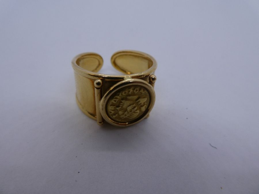 Italian 18ct yellow gold ring with circular panel depicting a face marked 750, 6.3g