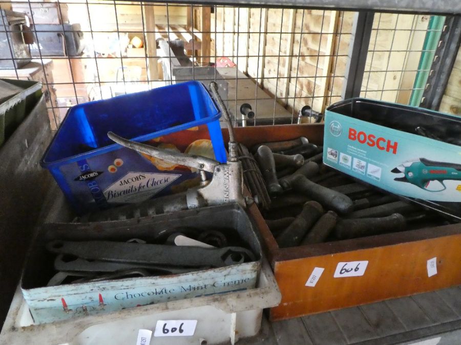 Two shelves of assorted tools - Image 4 of 6