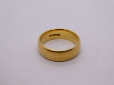 18ct yellow gold wedding band, marked 750, size M/N, 6.3g approx