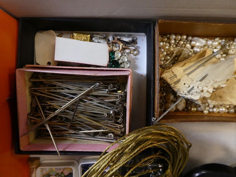 Tray containing various jewellery stones including turquoise, pearls, sapphires, opals, hardstone pe - Image 2 of 4