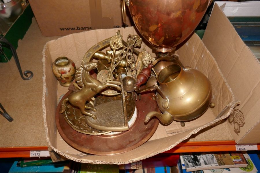 Tray of mixed metal ware including large copper double handled urn, brass horse bookends, etc - Image 4 of 4