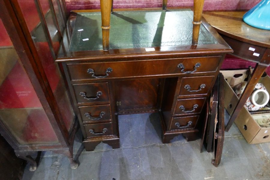 Sundry furniture including a reproduction kneehole desk - Image 2 of 5