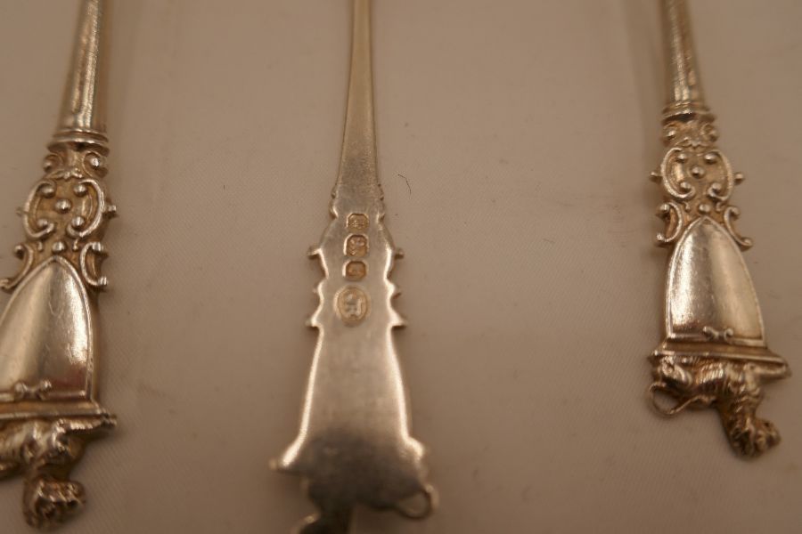A set of six silver Victorian teaspoons with a decorative finial of a lion on a sheild. 2.55ozt appr - Image 2 of 3