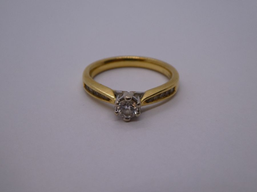 18ct yellow gold solitaire diamond ring with graduating diamond set to shoulders, approx 0.33 carat,