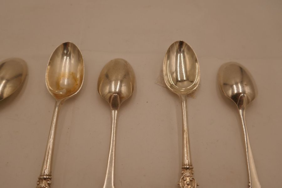 A set of six silver Victorian teaspoons with a decorative finial of a lion on a sheild. 2.55ozt appr - Image 3 of 3