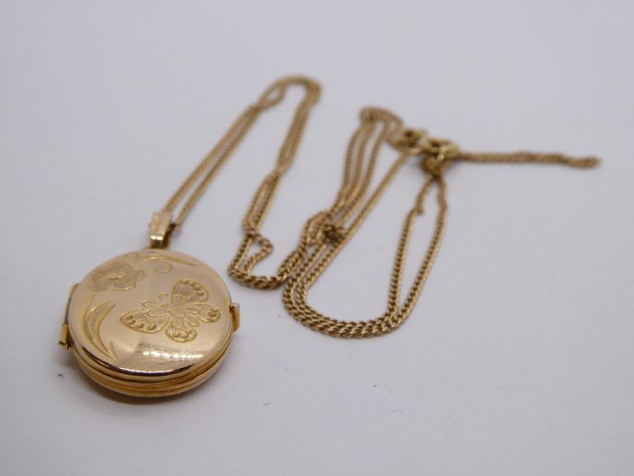 9ct yellow gold neckchain hung with an oval engraved locket, marked 375, 4g approx - Image 3 of 3