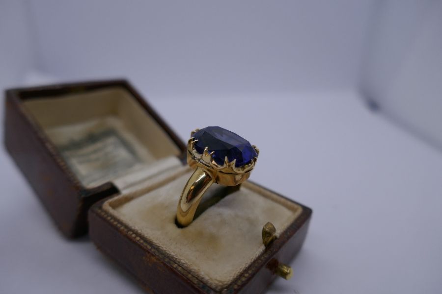 18ct yellow gold ring set with a large natural Sri Lankan rectangular cushion Sapphire, approx 10 ca - Image 7 of 10