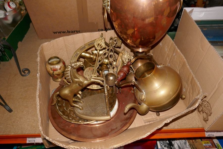 Tray of mixed metal ware including large copper double handled urn, brass horse bookends, etc - Image 3 of 4