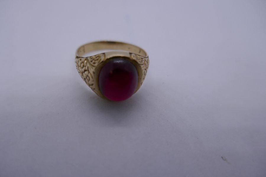 Yellow gold gents signet ring inset with large red stone, possibly ruby, cabouchon cut mounted in fl - Image 3 of 3