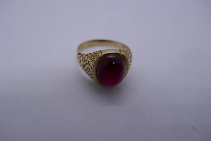 Yellow gold gents signet ring inset with large red stone, possibly ruby, cabouchon cut mounted in fl - Image 2 of 3