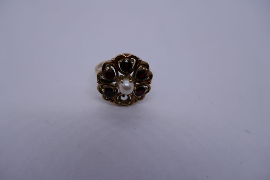 9ct yellow gold garnet and pearl dress ring in the form of a flower head, AF, one garnet missing, Si - Image 2 of 3