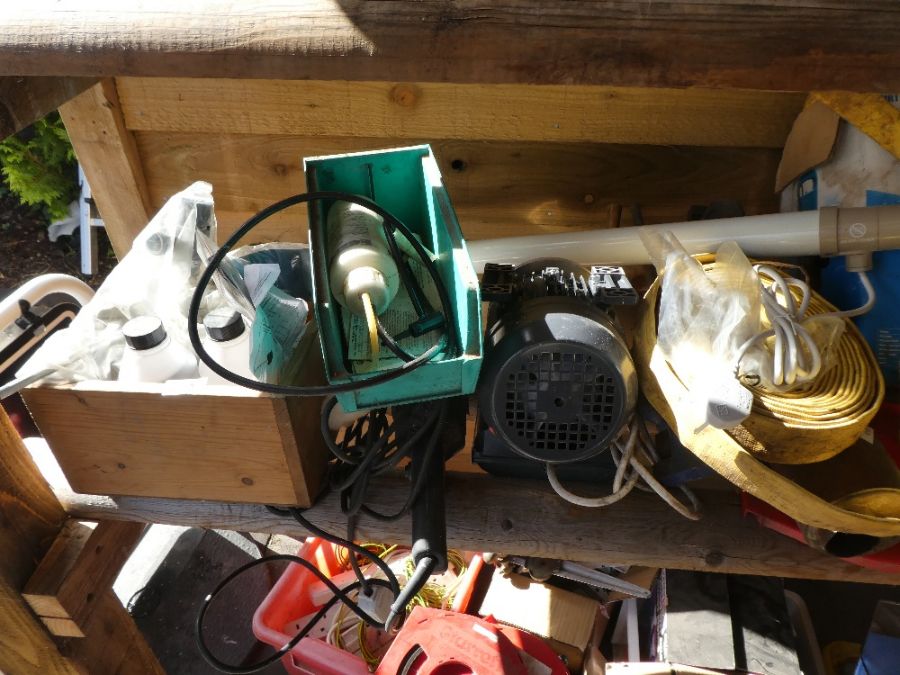 A mixed lot to include axle stands, various garage tools, submersible pump, power tools, etc - Image 2 of 5
